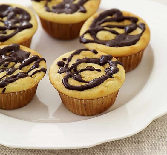Cupcakes à la vanille arrosés de chocolat