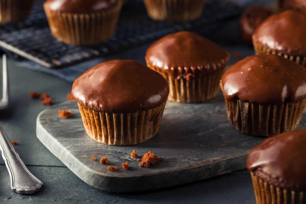 Cupcakes au chocolat noir avec glaçage