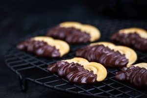 Biscuits sablés enrobés de chocolat