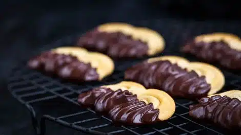 Biscuits sablés enrobés de chocolat
