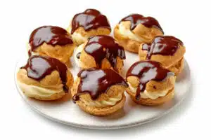 Petits choux fourrés à la crème au coulis de chocolat