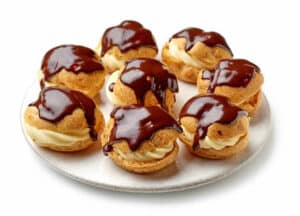 Petits choux fourrés à la crème au coulis de chocolat