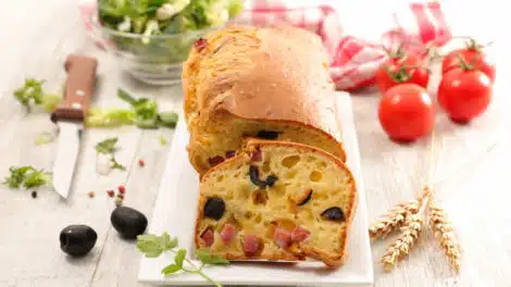 Cake aux olives et jambon