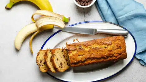 Un cake à la banane et au chocolat