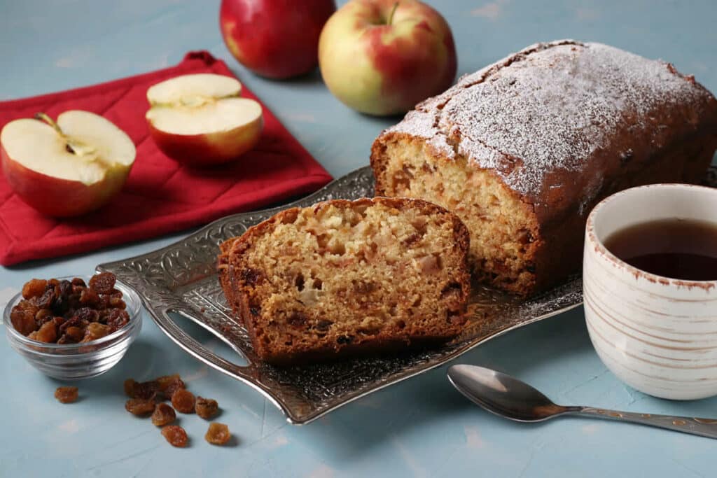 Gâteau aux pommes et raisins secs