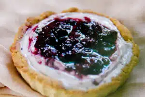 Tartelettes aux cerises à la crème