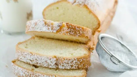 Gâteau moelleux et gonflé à la vanille